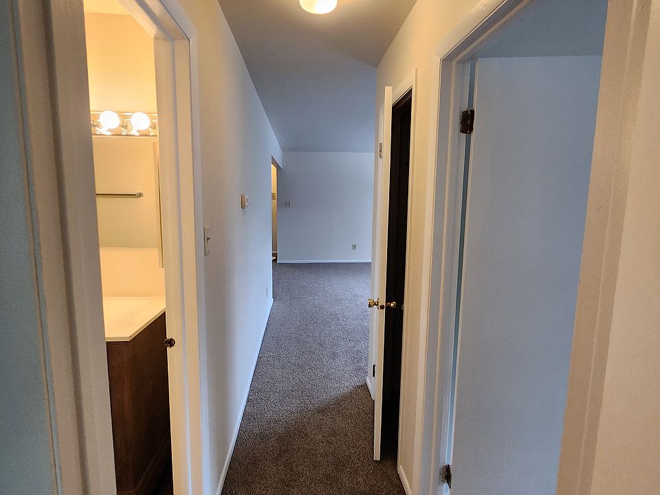 SVApts-2 Bed Hallway_07122024