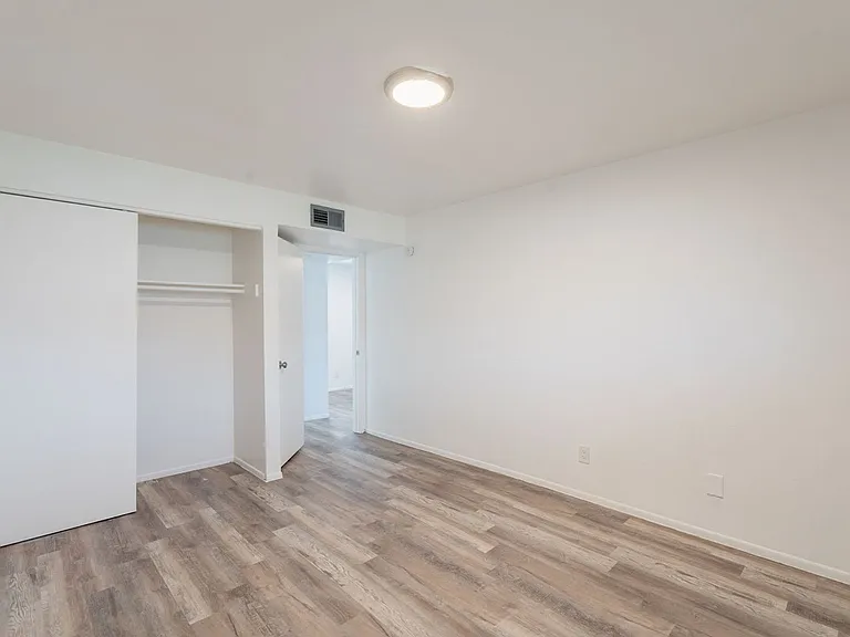 2414 W Devonshire Ave — Photo 12