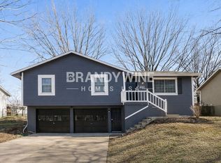 941 NE Bristol Dr, Lees Summit, MO 64086