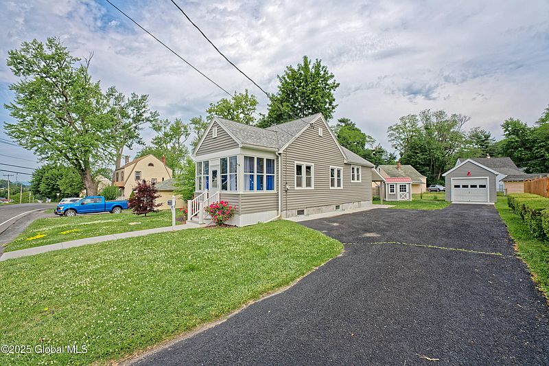 4th image of 247 E Hudson Avenue