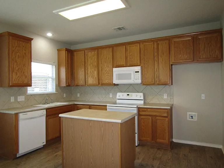 593 Cullen Blvd — Photo 8