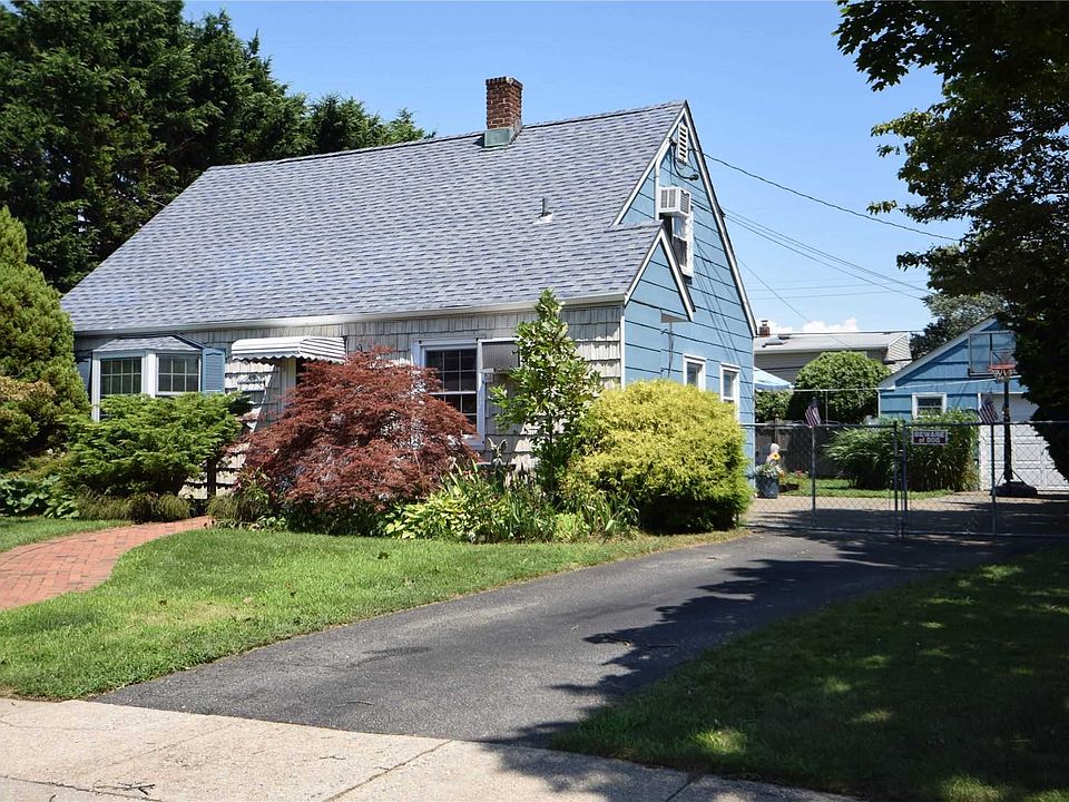 1st image of 275 Center Ln