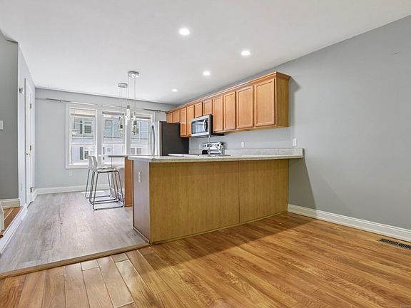 3rd image of 43 Harbor View Ln