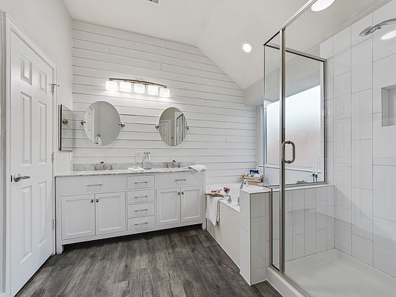 3rd image of 2023 Fox Glen Dr