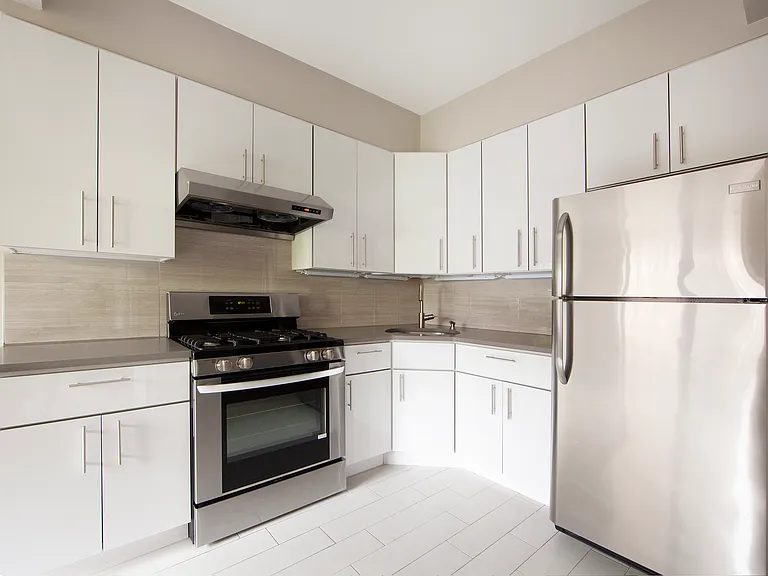 225 E 30th St #2R — Photo 2