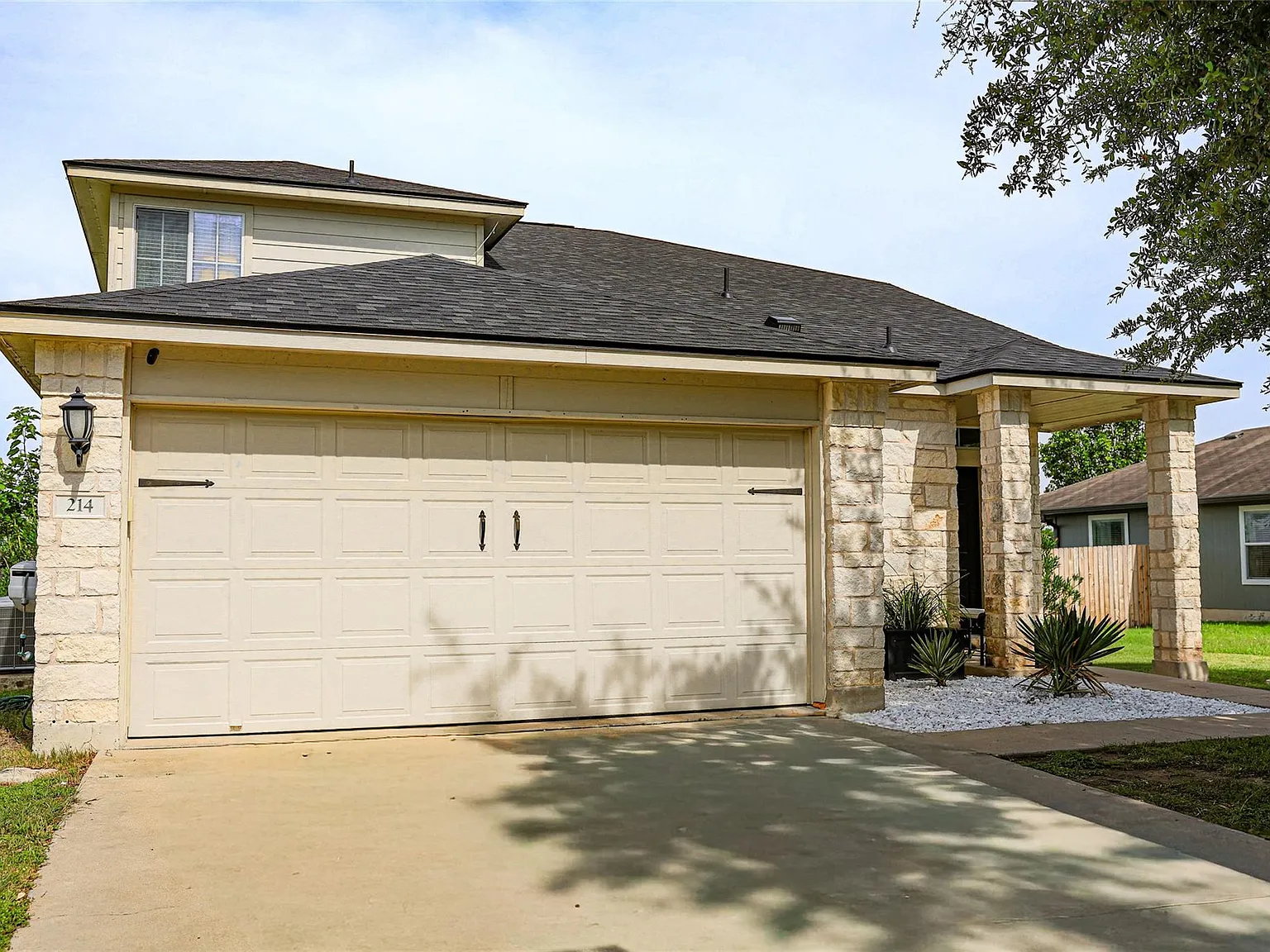 3 bed, 2.5 bath, 1713 sqft, $2,100 — Photo 2