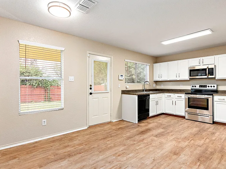 216 Willow Crst — Photo 5