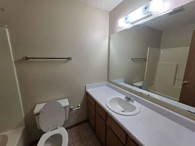 2430 W Gum St — Photo 13