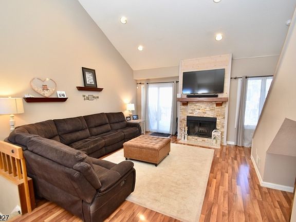 3rd image of 14 Heritage Ct