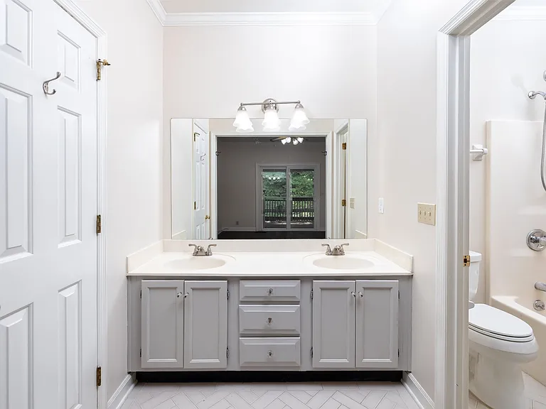 1215 Carriage Park Dr — Photo 18