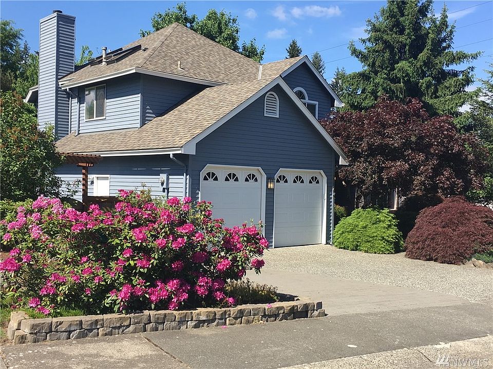 Professionally painted 2017, clean and neat curb appeal, two car garage plus a extra paved parking pad, could fit a RV.