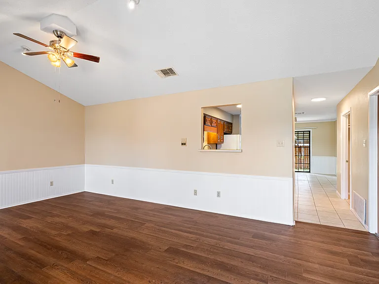 1876 Woodside Ln — Photo 3