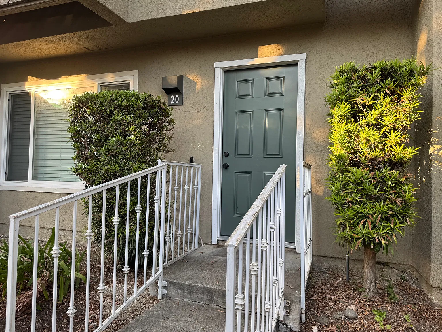 3 bed, 2.5 bath, 1100 sqft, $3,400 — Photo 2