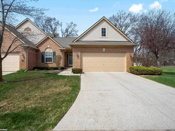8046 Stony Ct, White Lake, MI 48386