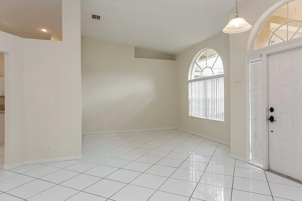 3 bed, 2.0 bath, 2018 sqft, $3,520 — Photo 2