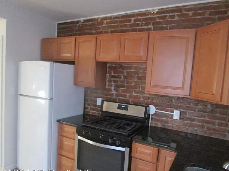 827 E Madison St — Photo 6
