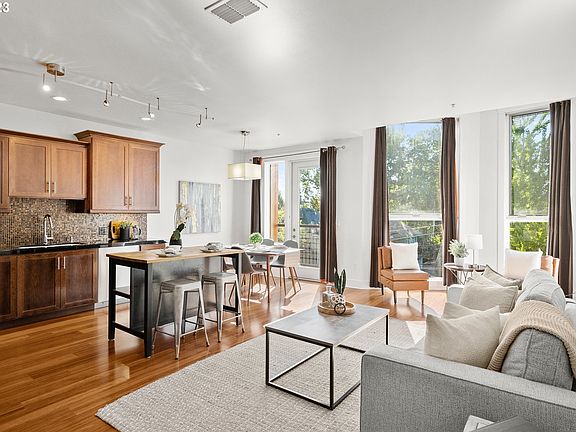 3rd image of 838 SE 38th Ave Unit 311