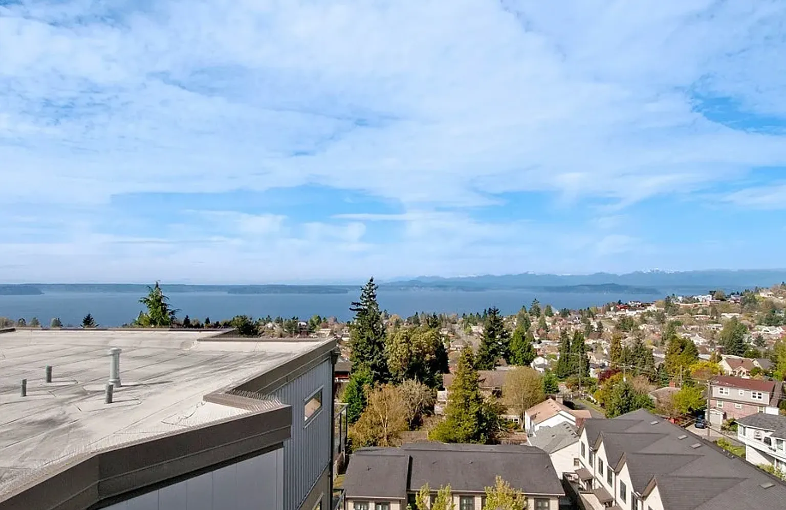 Ideally Located 2 Bed 2 Bath Condo @ A Highly Desirable Seattle Community! — Photo 3