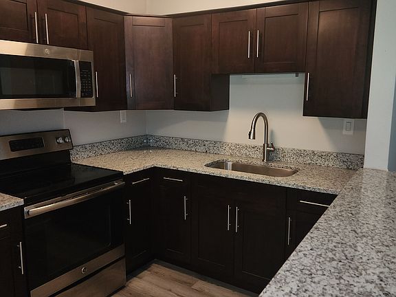 4th image of 325 Ashlawn Dr #6