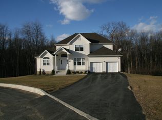 26 Riding Ridge Trl, Beacon, NY 12508