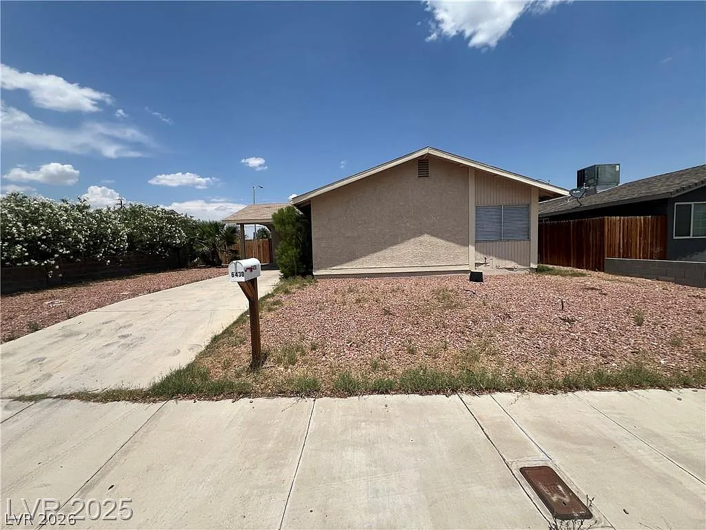 3 bed, 2.0 bath, 1284 sqft, $1,750 — Photo 2