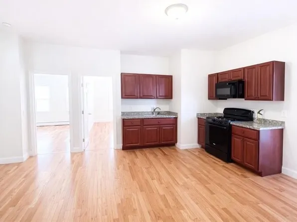 215 State St APT B, Bristol, RI 02809