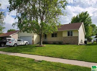 3994 Fieldcrest Dr, Sioux City, IA 51103