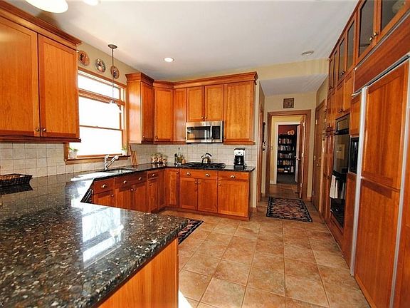 4th image of 231 Hawthorne Dr