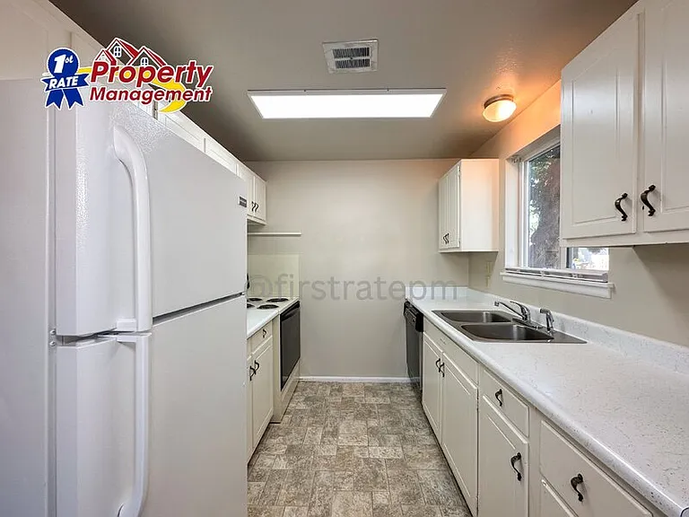 737 W Belmont St — Photo 6