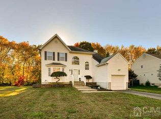 25 Veronica Ct, Old Bridge, NJ 08857