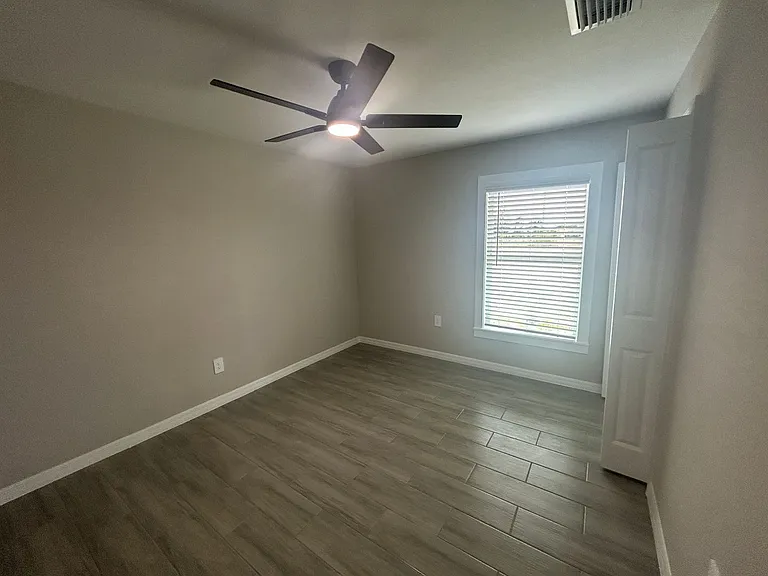 3804 NE 9th Pl — Photo 13