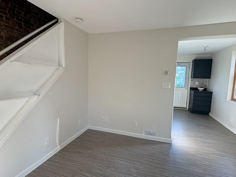 89 Crescent Way — Photo 2