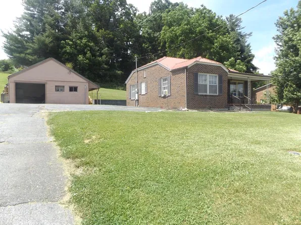 832 W Stuart Dr, Hillsville, VA 24343
