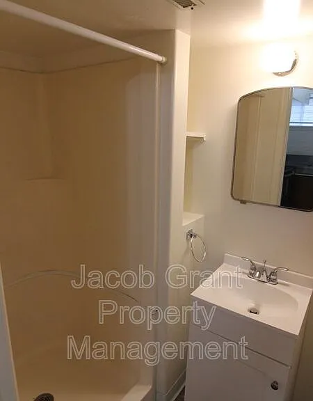 1110 E Lewis St #1/2 — Photo 4