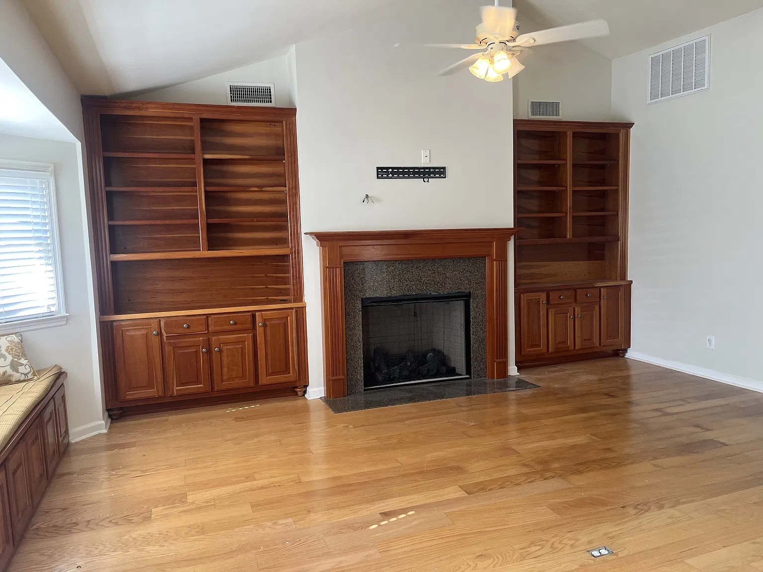 3 bed, 1.0 bath, 1202 sqft, $1,600 — Photo 2