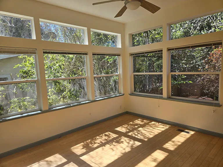 bedroom/office 13.75 x 13.5 ft