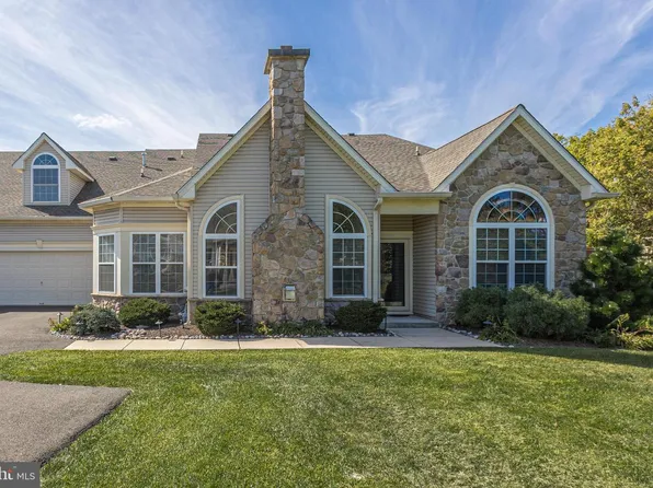 29 Shady Brook Dr, Langhorne, PA 19047