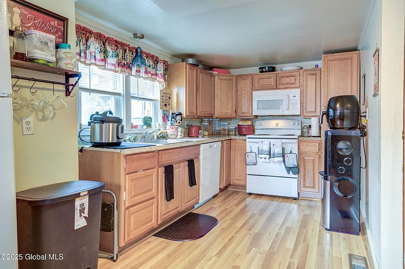 3rd image of 113 W 8th Avenue