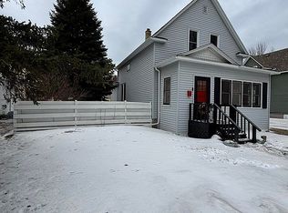 818 Cottonwood St, Grand Forks, ND 58201