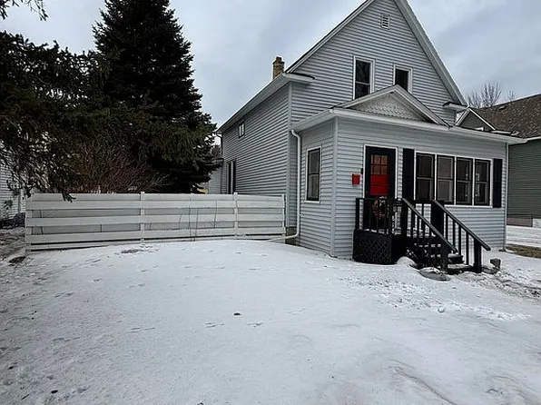 818 Cottonwood St, Grand Forks, ND 58201