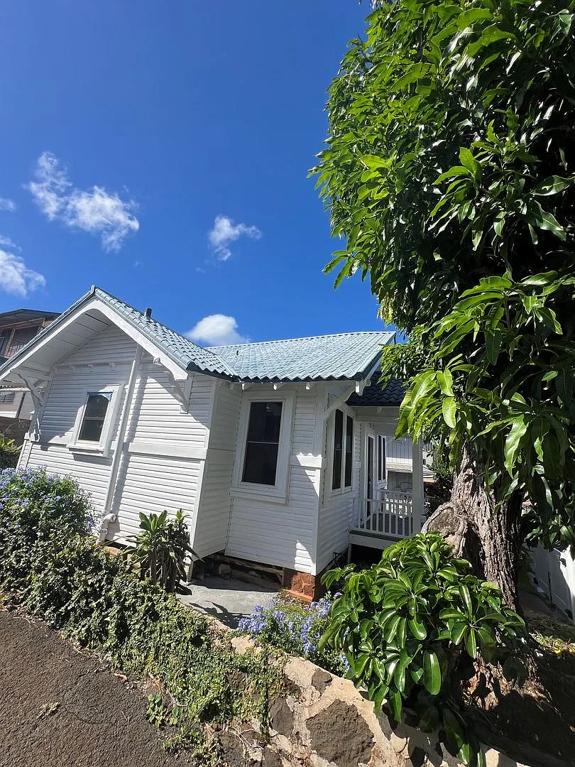 Cute 2-bed 1-Bath cottage with 1 covered Carport and driveway parking in Kaimuki — Photo 2