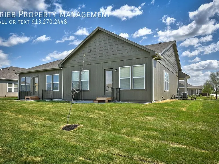 584 S Poplar St — Photo 43