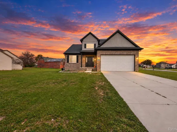 1448 Woodlake Ln, Grand Blanc, MI 48439
