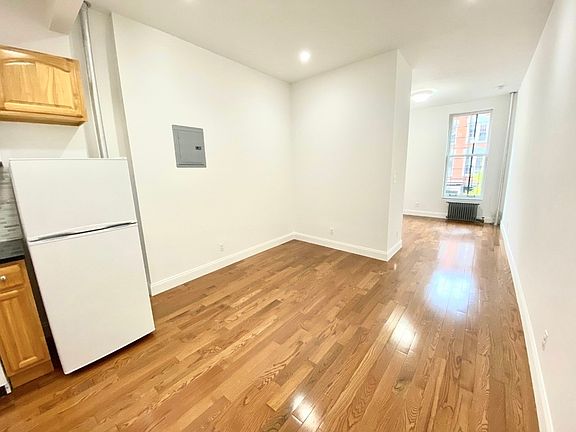 4th image of 35 Carmine St #2