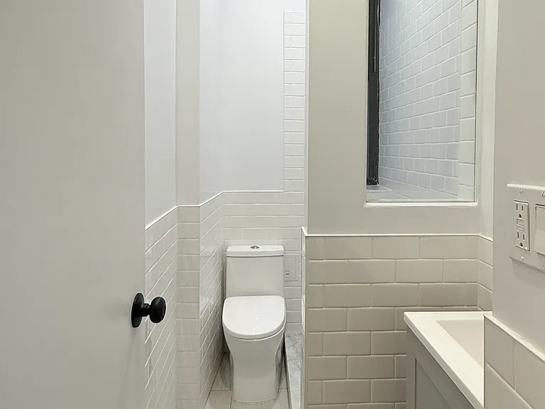 312 W 20th St #1D — Photo 8