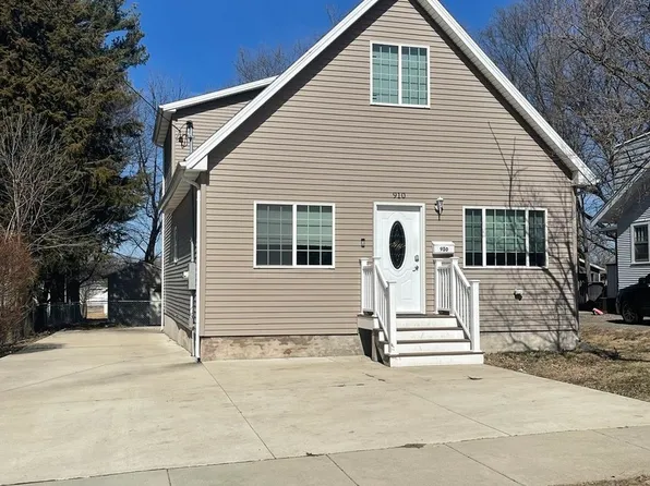 910 W Division St, Normal, IL 61761