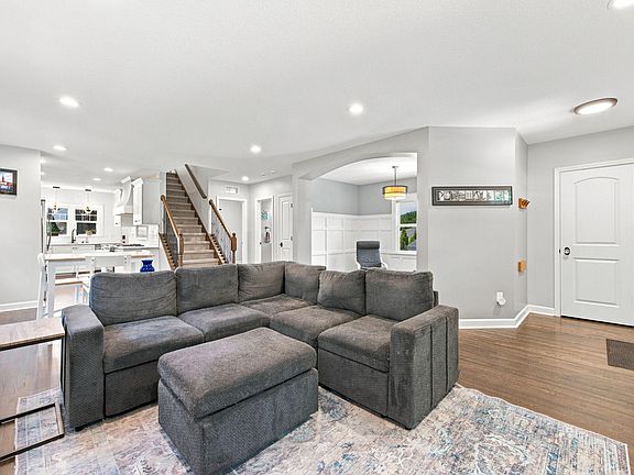 4th image of 2222 Scheffer Ave