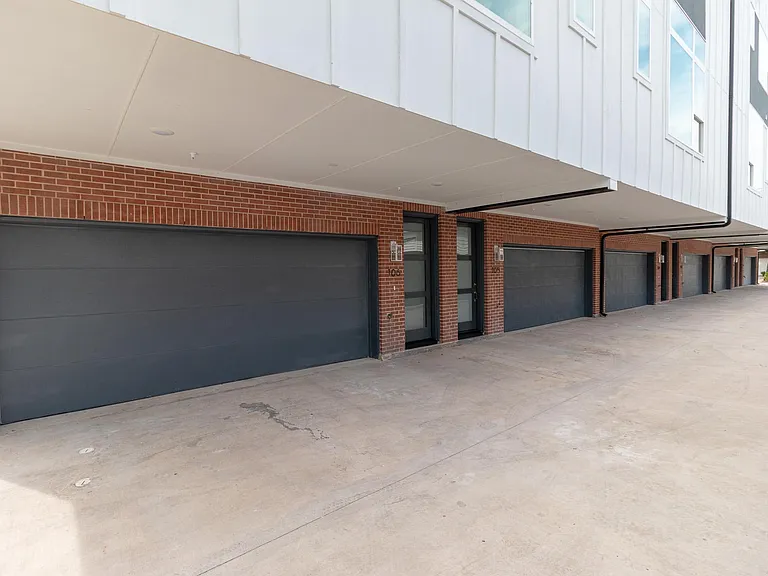 4210 Roseland Ave #104 — Photo 41