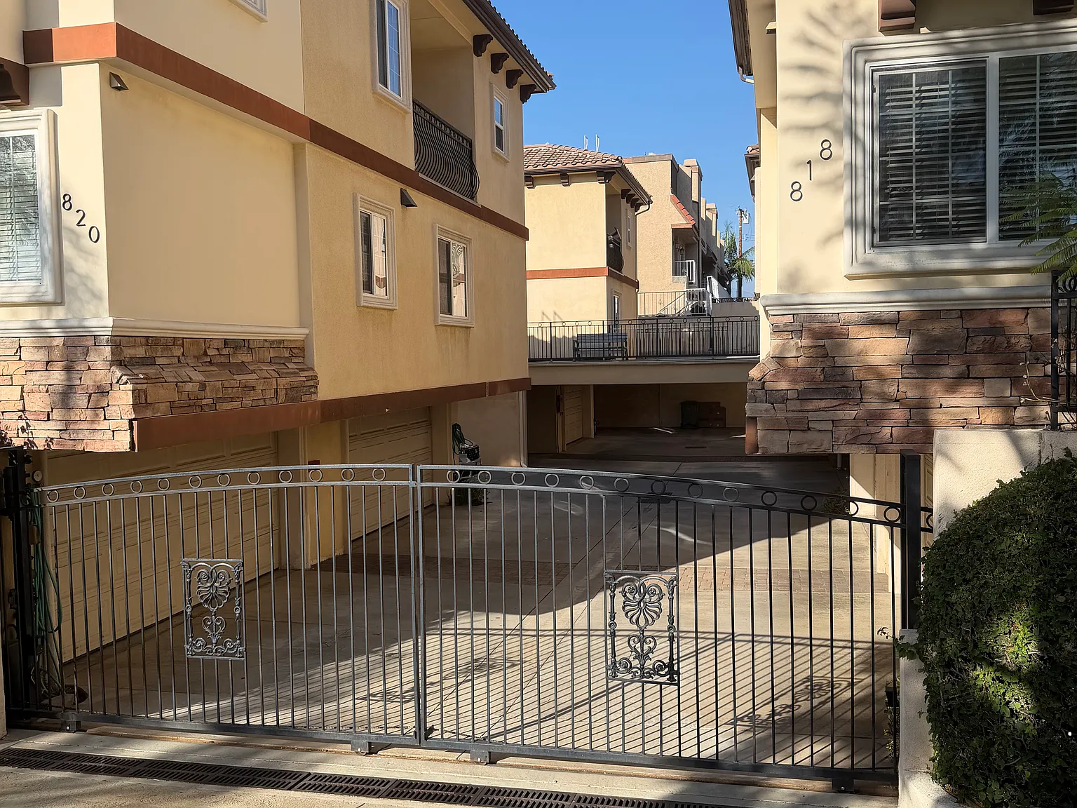 3 bed, 1420 sqft, $3,700 — Photo 2