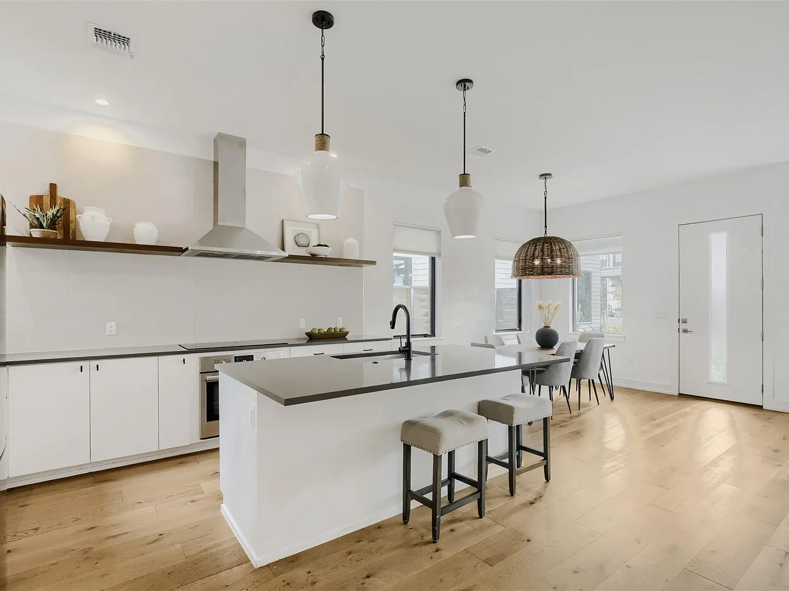 3 bed, 2.5 bath, 2220 sqft, $5,000 — Photo 4